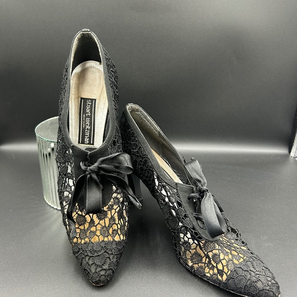 Vintage. Classic. Stuart Weitzman Pointed Toe Lace Pump with bows in black - Picture 1 of 3